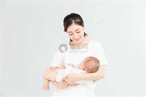 健美妈妈抱儿子视频